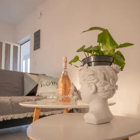 Daire Marvinas Seaside Apartments, Gaia & Hydor Jacuzzi Kremastí