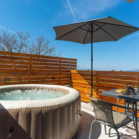 Daire Marvinas Seaside Apartments, Gaia & Hydor Jacuzzi Kremastí