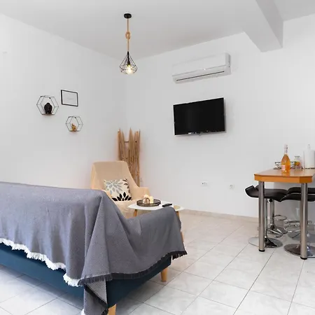 Daire Marvinas Seaside Apartments, Gaia & Hydor Jacuzzi *