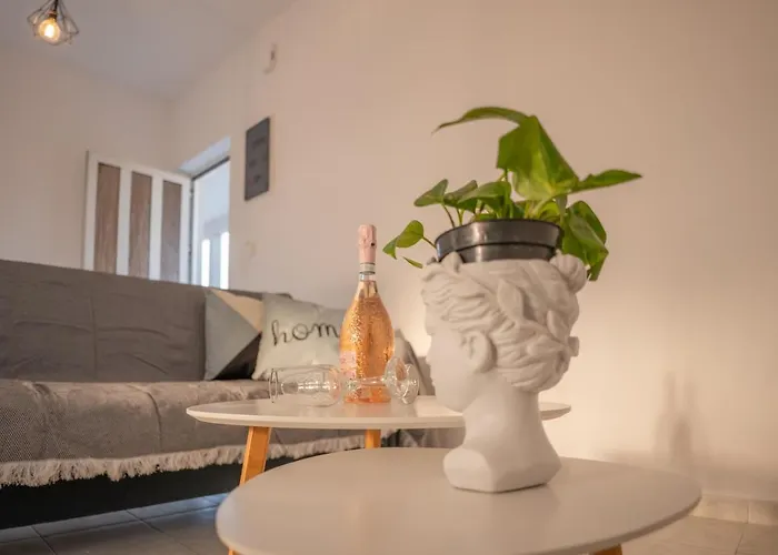 Daire Marvinas Seaside Apartments, Gaia & Hydor Jacuzzi Kremastí