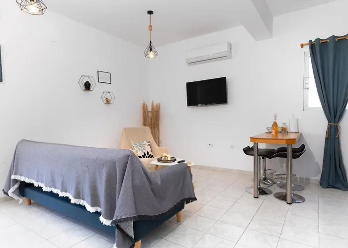 Daire Marvinas Seaside Apartments, Gaia & Hydor Jacuzzi *